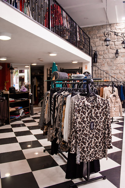 Loja de vestuário feminino Atelier Ana-Comércio De Vestuário, Lda.